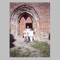 111-1205 Nach dem Wiedersehen vor dem Portal der Wehlauer Kirche Regina Feld, Harald und Traute Liedtke..jpg